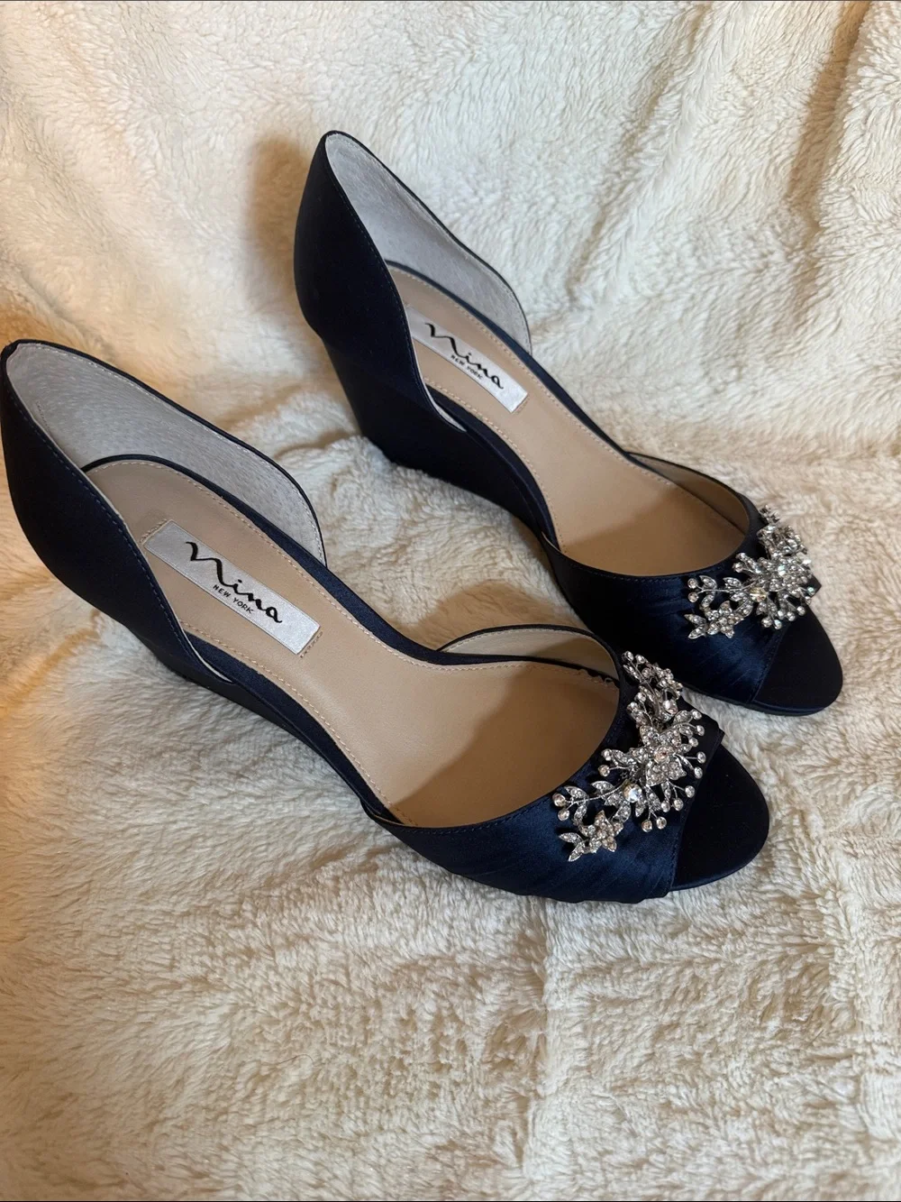 Nina New York Navy Blue Satin Peep Toe Wedge Heels Crystal Brooch Size 7.5M - Picture 3 of 8